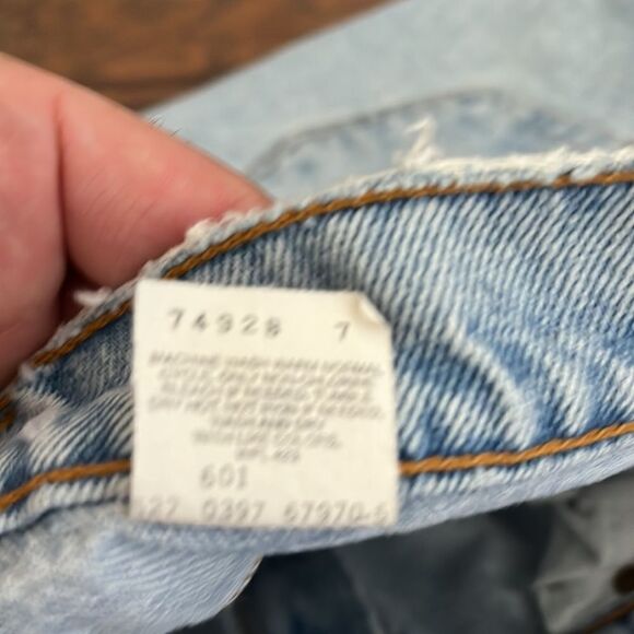 Vintage Levi’s 560 Distressed Blue Denim Jeans Loose Fit Taper Leg Style Casual - Picture 15 of 16